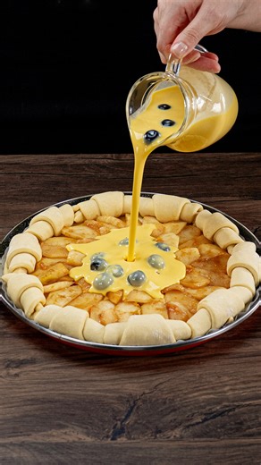 appetizing.tv on Instagram: "The family's favorite recipe! Puff pastry dessert, in just 10 minutes Ingredients puff pastry: 500 g (18 oz) puff pastry: 500 g (18 oz) butter: 70 g (2.5 oz) green apples: 3 pc honey: 50 g (1.8 oz) orange peel: 2 g (0.1 oz) cinnamon: 2 g (0.1 oz) eggs: 2 pc sugar: 50 g (1.8 oz) sour cream: 200 g (7.1 oz) blueberries: 150 g (5.3 oz) starch: 20 g (0.7 oz) eggs: 1 pc walnut: 15 g (0.5 oz) water: 100 ml (3.4 fl oz) ground coffee: 100 g (3.5 oz) walnut: 5 g (0.2 oz) Addit