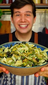 Salada de macarrão com abobrinha!😱😱 . Essa receita já fez muito sucesso aqui no meu perfil e por isso resolvi regravar. Acho que é uma opção de prato cheio de sabor e ao mesmo tempo refrescante. Nesse calor, fica sensacional! . Ingredientes 250g de macarrão 3 abobrinhas italianas médias 2/3 xic de azeitona pretas em fatias 2/3 xic de azeitonas verdes em fatias 2 colheres de sopa de alcaparras picadinhas 2 dentes de alho picadinhos 1/2 maço de salsinha picada Raspas e caldo de 1/2 limão sicilia