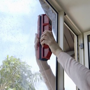 ベランダがない人必見！ 手が届かない窓の裏側までキレイに洗えるお掃除グッズ「The Glider」 - bouncy / バウンシー