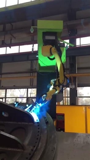Watch this robotic arm weld perfectly every single time #welding #robotics #industry40