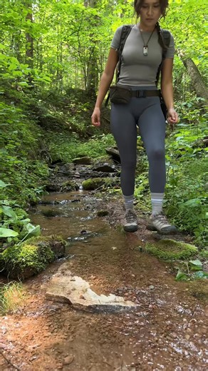 How to Make a Forest Table from Sticks and a Rock in 3 Minutes Fast, sturdy, and super handy — here’s how to build a simple table in the woods using natural materials and just a bit of help from your gear. You’ll need: 🌿 3 (or 4) short sticks 🪢 strong rope (I use Atwood paracord — link with discount is in my Bio 😉) 🪨 a flat stone or wooden board Tie the sticks with a secure knot, spread them like a tripod, place the rock on top — and you’ve got yourself a table! Use it as a cooking surface, 