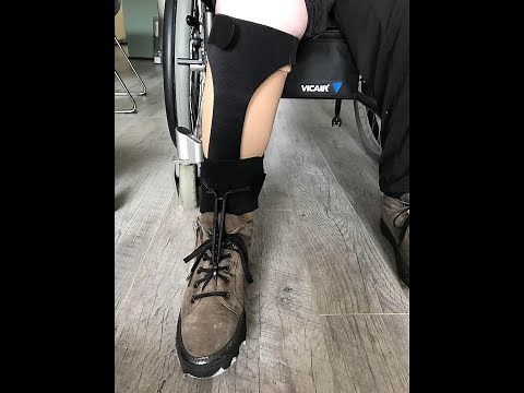 Veilig lopen met een klapvoet dankzij ondersteuning van een hulpmiddel: demo van de Foot-up brace.