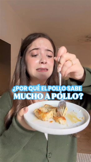 Mariana Zapién | Ingeniera en alimentos 👩🏻‍🔬🍓 on Instagram: "🐔 ¿Por qué hay pollo que sabe demasiado a pollo? Si te ha pasado que el sabor es tan fuerte que hasta da asco 😖… no es tu imaginación. El pollo tiene grasas poliinsaturadas que, al oxidarse por almacenarlo o recalentarlo mucho, generan sabores rancios o a “grasa vieja”. Además, si no se mantiene bien frío, sus proteínas se degradan y liberan compuestos con olor a carne vieja o amoníaco. 💡 Evítalo guardándolo siempre refrigerado,