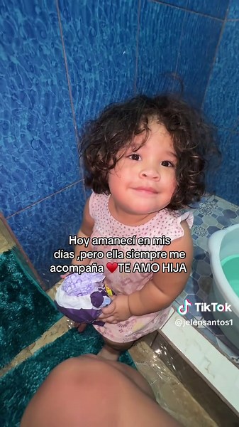 Cariños y juegos con mi hija