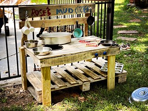 DIY Mud Kitchen Using Wood Pallets | Thunderbird Disco Homestead - Permaculture Homesteading Blog
