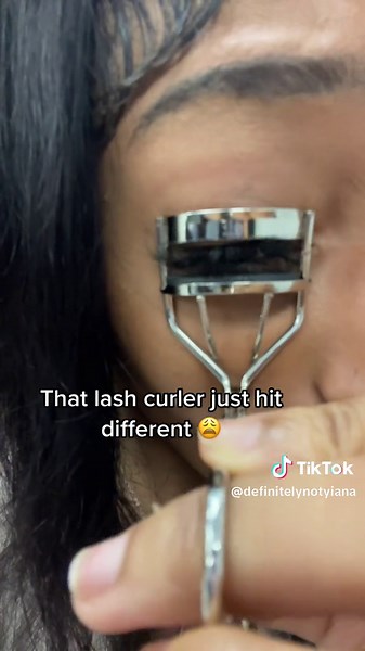 How to Use an Eyelash Curler Effectively