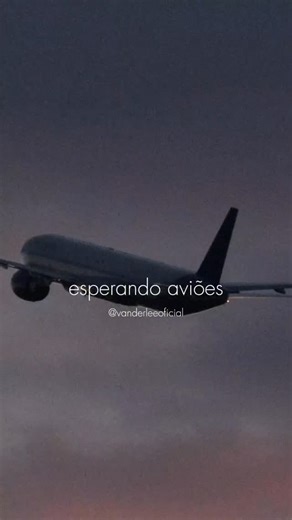 Vander Lee | Cantor e Compositor on Instagram: "Ah, Vander Lee… o que passamos sem a sua presença. Você já ouviu este registro inédito de “Esperando Aviões”? Ele está disponível no álbum “Vander Lee, Voz e Violão – Volume 1”, que acaba de ser lançado! Ouça agora em todas as plataformas digitais. Link na bio. #vanderlee #acervovanderlee #vozeviolão #cantor #compositor esperandoavioes"