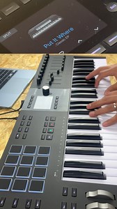 Arturia KeyLab mk3: El controlador MIDI que transforma tu estudio. ✨ Te presentamos el Arturia KeyLab mk3, el controlador MIDI premium que combina la mejor calidad de construcción con una integración perfecta y herramientas creativas de última generación. Construido para durar: Su cuerpo de madera y aluminio lo convierte en una pieza indispensable en cualquier estudio, con un diseño que se siente tan profesional como su rendimiento. Control total: Con su teclado semi-pesado con aftertouch, 9 pot