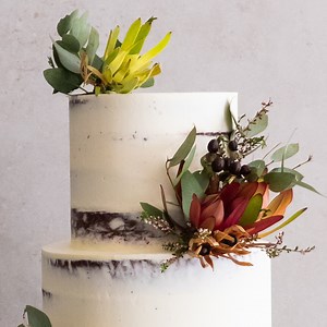 824K views · 1.4K shares | My little trick on how to create super sharp edges on a cake, foolproof, every time :) If you look closely to the flowers, the stems have been completely covered in food safe floral tape before they are pushed into the cake. As an extra layer of prpotection, you could also feed the flowers through a straw and then into the cake as well. | Rosie's Dessert Spot | Facebook