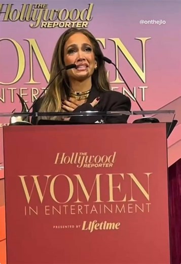 Jennifer Lopez en larmes en recevant un prix émouvant