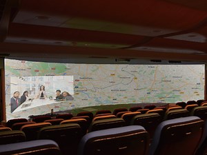 How to display a large image using multiple projectors?