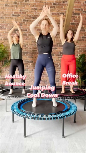 Diese Woche starten wir gleich mit dem Cool Down 😅. Oder wenn Dir zu warm sein sollte, um zu jumpen, dann kannst Du Dich auch gerne ganz easy und healthy auf Deinem bellicon bewegen 🙌. Oder dauert es Dir zu lange bis zu Deiner nächsten bellicon Jumping Class? Dann kannst Du auch mit diesen Moves einen kleinen bewegten Office Break einlegen. Egal worauf Du Lust hast, so vielseitig ist Dein bellicon. Und so vielseitig kann auch Dein Workout darauf sein 🤩. In welchem Modus schwingst und jumpst D