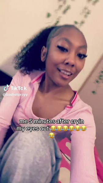 ray (@baehelprayy)’s video of people filming themselves crying