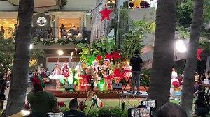 Last night: The Royal Hawaiian Grove Christmas tree 🎄 lighting ceremony in Waikiki. #hawaii #waikiki #royalhawaiiancenter | Hawaii Isla 808