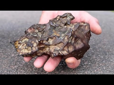 What are the different types of meteorites?