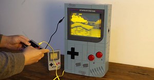 レゴ風“巨大ゲームボーイ”を自作。EL画面でレトロ風表示を実現 | Gadget Gate