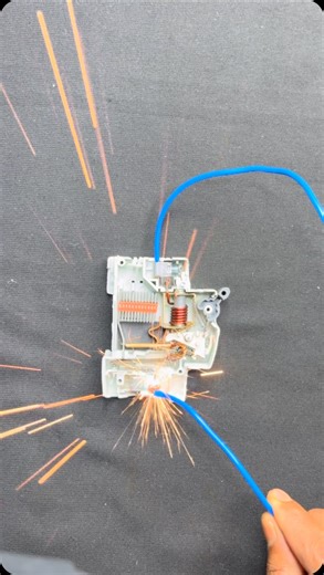 1.1M views · 222 reactions | MCB short circuit testing MCB kaise Kaam Karta Hai #mcb #electronics #electronic #electrician #electrical #electronica #electric #election #election #trendingreels #sortcircuit #video #viral #electricalengineering #motor #motorsport #protection #home | Electrician Moleram | Facebook