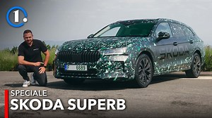 Nuova Skoda Superb 2023, prova del prototipo in anteprima