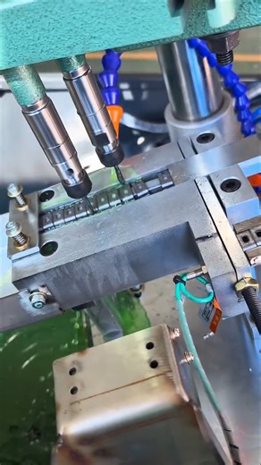 Dual-axis automatic tapping machine for stamping parts, capable of tapping two products at once