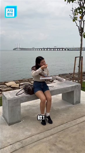 大马家伙🏡🇲🇾 on Instagram: "全新槟岛永久地契（freehold）公寓只从 RM4xx,xxx* 起！🏡 还配有34种生活设施，就连匹克球场都有！🎾😍 由 Zen living启发的M Zenni，是Mah Sing在槟城的首个GreenRE Gold目标项目💚 亮点包括： 🏡 只有494个单位 ✨ 3个户型选择，面积从688 sqft到1,184 sqft ☀️ 南北向布局，可选海景或城市景 🌳 太阳能板、EV充电位、自动垃圾系统、环保设计通通有 🚗 地点超方便，靠近Queensbay Mall、Bayan Lepas工业区、槟城国际机场 😍 34设施有包括：无边际泳池、K歌房、健身房、共享工作空间、匹克球场等等！ 📞 04-202 4269 🌐 mzenni.com.my *需符合条规 #Ad"