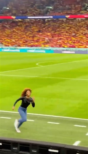“Fans stunned as woman runs across the pitch during France vs Belgium!”#shorts #viral #pitchinvader