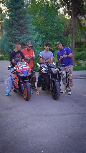 fried kanzo fan on Instagram: "日本利用压电瓷砖将脚步转化为电能。这些瓷砖捕捉来自你脚步的动能。当你行走时，你的重量和动作用会对瓷砖产生压力。瓷砖会轻微弯曲，从而产生机械应力。瓷砖内部的压电材料将这种应力转化为电能。每一步都会产生少量电荷，而数百万步结合在一起就能产生足够的电力来驱动LED灯、显示屏和传感器。在像涩谷车站这样繁忙的地方，每天大约有240万个脚步为这一系统作出贡献。这些电能可以被储存或立即使用，从而减少对传统电力来源的依赖，并支持可持续的城市基础设施。这种方法将日常运动转化为实用的可再生能源。 #日本 #知识 #事实 #你知道吗 #推荐 #科技 #创新 #历史 #技术 #实验 #热门"