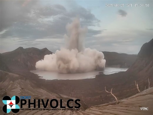 LOOK: MINOR PHREATOMAGMATIC ERUPTION AT TAAL VOLCANO WATCH: Time-lapse footage shows a minor phreatomagmatic eruption at the Main Crater of Taal Volcano at 5:31 PM today, Oct. 25. The event generated plumes reaching 1200 meters above the crater, as captured by the Main Crater IP Camera and thermal cameras. Alert Level 1 remains in effect over Taal Volcano. 📷: Phivolcs | GMA Public Affairs