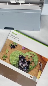 POV: you need a Cricut Maker 3 so you can gift everybody a puzzle for their birthday! Did you know that you can make puzzles using your Maker 3, knife blade, chipboard and printable sticker paper? Choose any shape you'd like your puzzle to be in and let your Cricut do the rest! - POV : vous avez besoin d'un Cricut Maker 3 pour pouvoir offrir à tout le monde un puzzle pour leur anniversaire ! Saviez-vous que vous pouvez fabriquer des puzzles en utilisant votre Maker 3, une lame de couteau, du car
