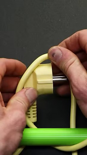 Clean up messy cables with these easy tricks #tricks #hacks #diy #ideas #easy #clean #cables | MetDaan DIY