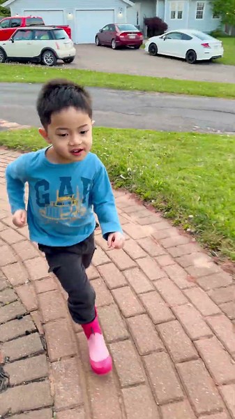 Sister helps fix brother’s problem 👶🏻❤️👧🏻