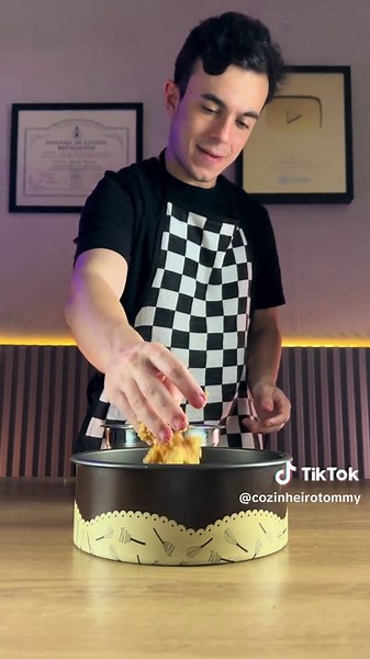 QUAL DEVE SER O PRÓXIMO ANO?! TORTA OLHO DE SOGRA 😋 #receitasimples #receitapratica #receitafacil #tortas #sobremesa • • ⚠️(ingredientes)⚠️ MASSA: 200g de biscoito maizena 120g de manteiga RECHEIO: 2 latas de leite condensado 1 cx de creme de leite 1 col de manteiga Q/b coco ralado 200g de doce de leite Q/b ameixa