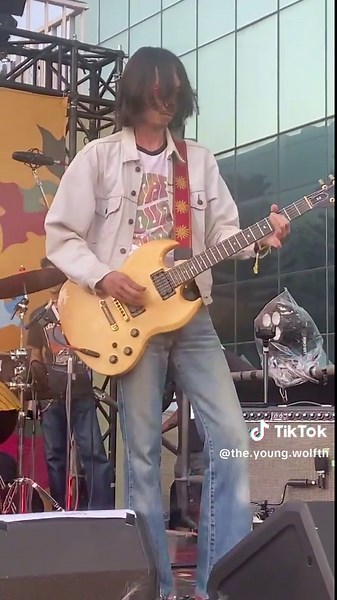 0 reward 0 nominate 100% guitar 10000% rock n roll #TheYoungWolf #MACROWAVE #Teromusic #rockandroll