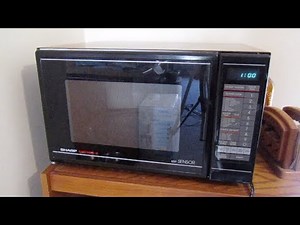 1988 Sharp Carousel II (R-4H80) Microwave Oven (Heating Water)