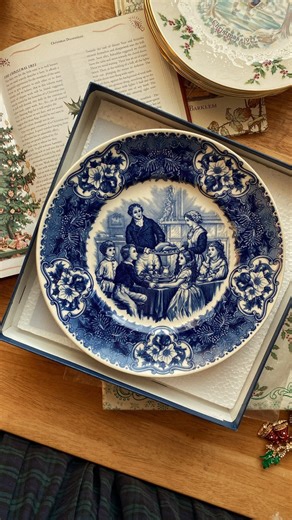 Vojvodjanska Božićna česnica 🪵 Potrebno: 500gr tankih kora 300gr oraha (200gr sitno mlevenih,100gr krupnije mlevenih ili sitno seckanih) 100gr meda 100gr suvog grozdja 100ml ulja 200ml vode 150-200gr šećera Priprema: U orahe dodajte šećer i izmesajte i takodje ulje pomešajte sa vodom. Pleh podmazite pa stavite tri kore zatim premazite sa uljem i vodom i nakon toga sa medom pa posipajte sitno mlevenim pa krupnije seckanim orasima i na kraju dodajte suvo grozdje pa sve tako dok imate kora postupa