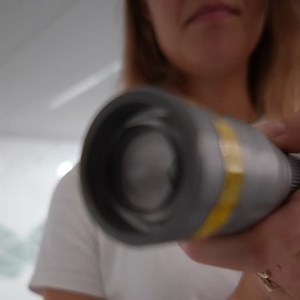 CHAMILLA OPKLAREDE ET AF ASTROFYSIKKENS ULØSTE MYSTERIER, DA HUN SKREV SIN BACHELOR ✨ Chamilla Terp er 24 år og har kun lige taget hul på sin kandidatuddannelse ved Niels Bohr Institutet Hun er dog allerede blevet anerkendt for en stor opdagelse: Hun løste et mysterium om et lyssignal fra en fjern galakse. En gåde, selv erfarne astrofysikere ikke havde kunnet forklare. Hendes opdagelse har givet ny indsigt i universets tidlige galakser 👇👏 | Københavns Universitet - University of Copenhagen