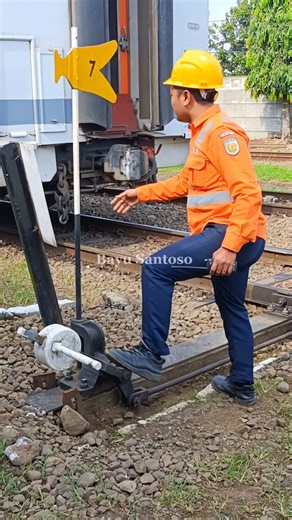 Moving a railway switch using human power. #railway #railfans #railroad #train #trainspotting #eurostar #amtrak #tgv #europeanrailway #chinarailway | Bayu Santoso