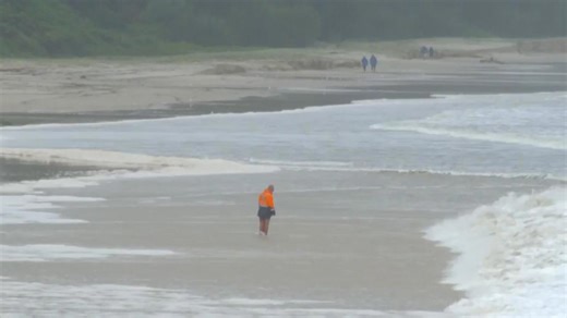 Tens of thousands lose power as Tropical Cyclone Alfred nears east coast of Australia
