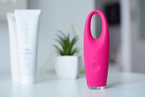I tried the same Foreo Iris Illuminating Eye Massager that Paris Hilton was raving about