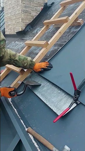 Так выглядит профессиональный монтаж фальца #кровля #строительство #мастерство