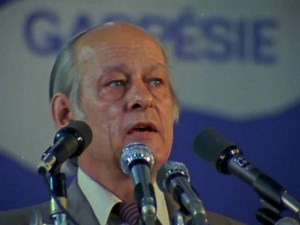 26K views · 346 reactions | ⚜️ Ce grand documentaire signé Denys Arcand sort la défaite référendaire du Parti québécois de son contexte local et la confronte au jugement de l'Histoire... et de Machiavel.  "Le confort et l'indifférence" (1981) sur ONF.ca → bit.ly/2JqEGD6 | ONF | Facebook