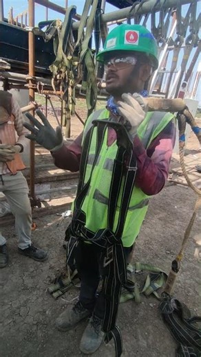 Contractor Provided Safety Harness Without STS (Suspension Trauma Strap) | Site Safety Observation