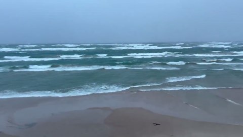Strong 60 mph winds and massive waves in Detroit, Michigan, USA