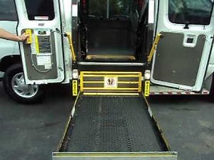 E 350 FORD ECONOLINE WHEELCHAIR RAMP/LIFT