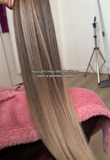 Root blends and shadow melts are key for cancelling as much unwanted tones as possible. I’m really exploring my ombré techniques at the moment 😅 what do you guys think? #haircolourist #wigcolourist #ukhairstylist #highlightedwig #ombrewig