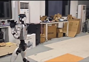 138K views · 1.6K reactions | It's incredible what stability and precision robotics already enables today, in this example Unitree (which is going public soon, by the way). via r/robitics | Artificial Intelligence News | Facebook