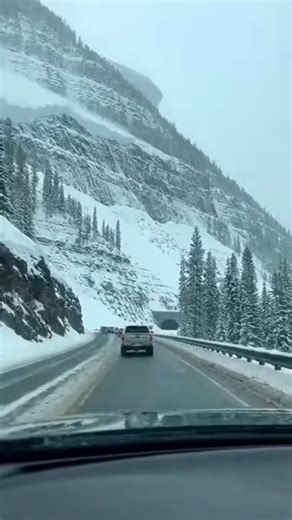 Massive Avalanche Swallows CO Highway Loveland Pass, Colorado — February 18, 2024 A scenic drive through the snow-covered Rocky Mountains turned into a terrifying near-disaster Sunday afternoon when a massive avalanche broke loose from a mountainside, engulfing a section of I-70 in a chaotic whiteout. Motorists were forced to throw their vehicles into reverse in a desperate attempt to escape the oncoming wall of snow. The harrowing incident, captured on a driver’s dashcam, shows the stunning spe
