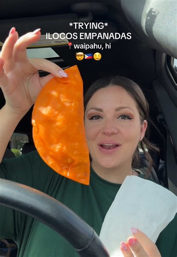 GODDAMN you don’t wanna miss this on your next trip to Hawai’i🤯 Locals, if you haven’t tried this yet… 🤤 RUN🏃‍♀️@lauramarzan1974 #ilocosempanada #empanadas #hawaiifood #hawaiifoodie #creatorsearchinsights