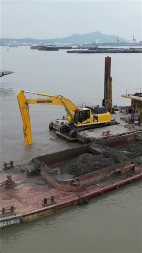 #dredging #excavator #digger #construction #komatsu #heavyequipment