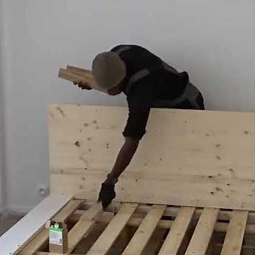 Un lit en bois de palette à Paris: incroyable