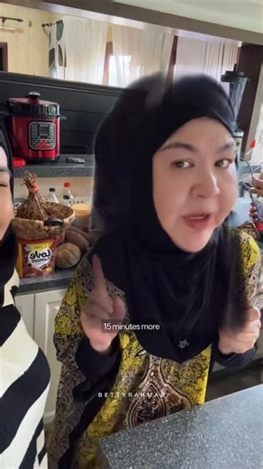 Betty Rahmad on Instagram: "Alhamdulillah quality time with family ❤️ tukang masak ni always perform masak berjenis jenis masakan yg sedap🤭 @ermafatima"